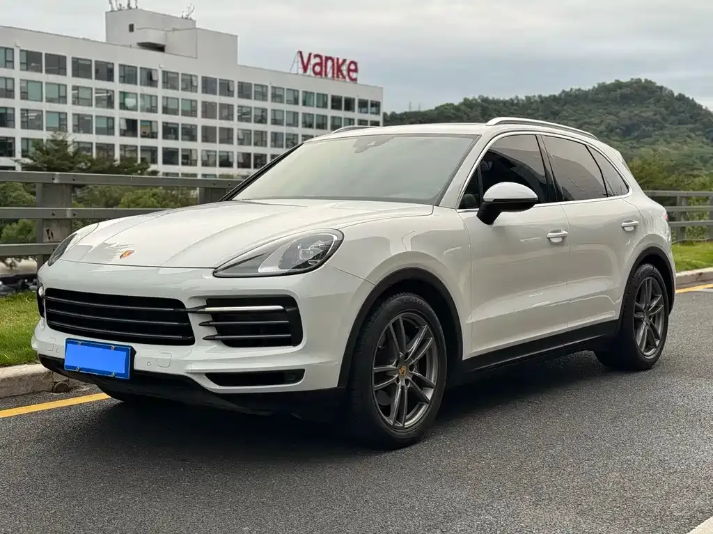 Porsche Cayenne — фото 1