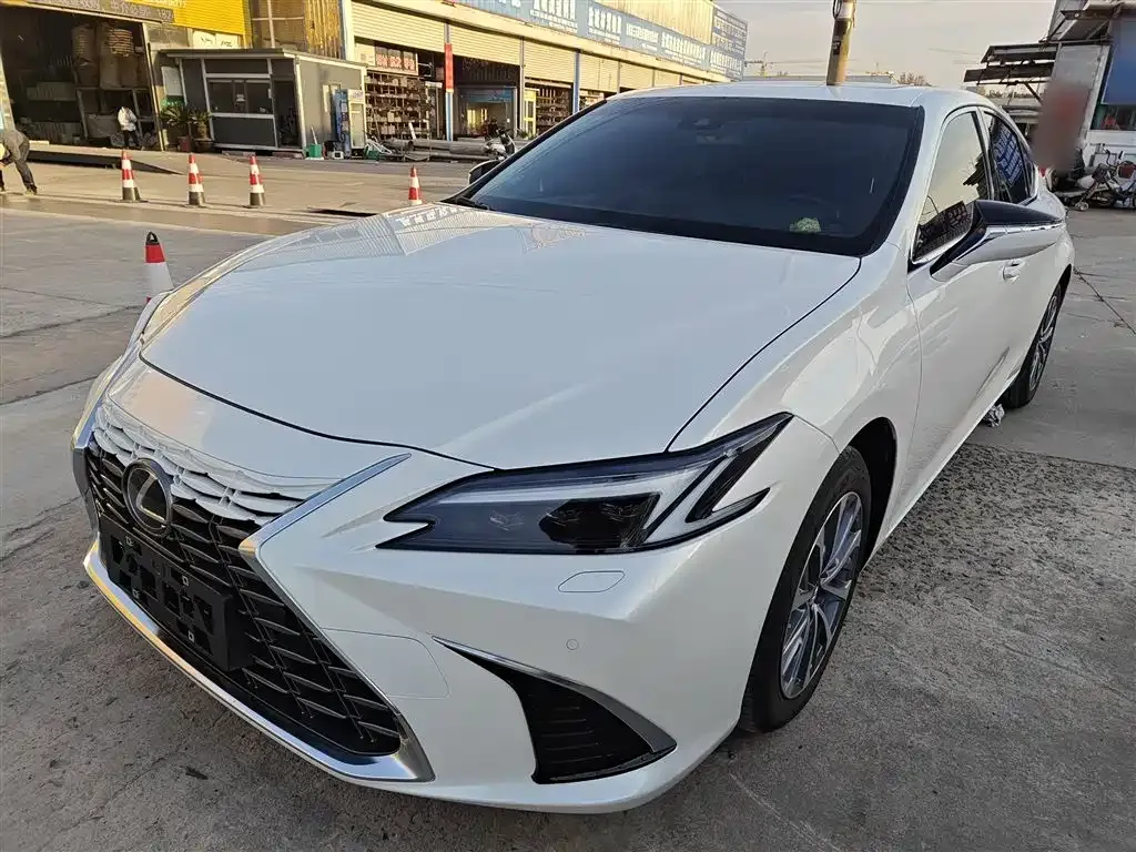 Lexus ES — фото 1