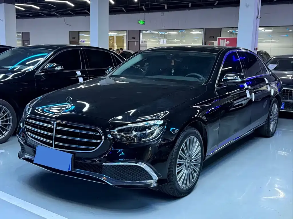 Mercedes-Benz E-Class — фото 1