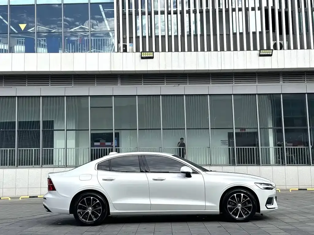 Volvo S60 2021 из CN, фото 4