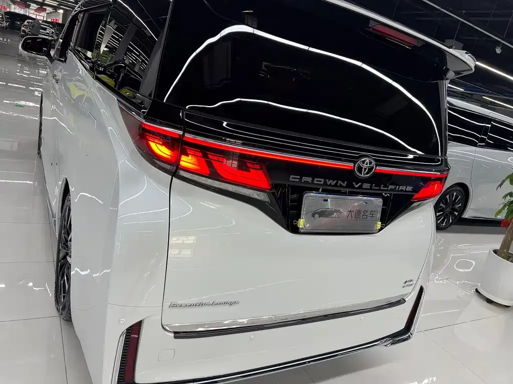 Toyota Vellfire — фото 3