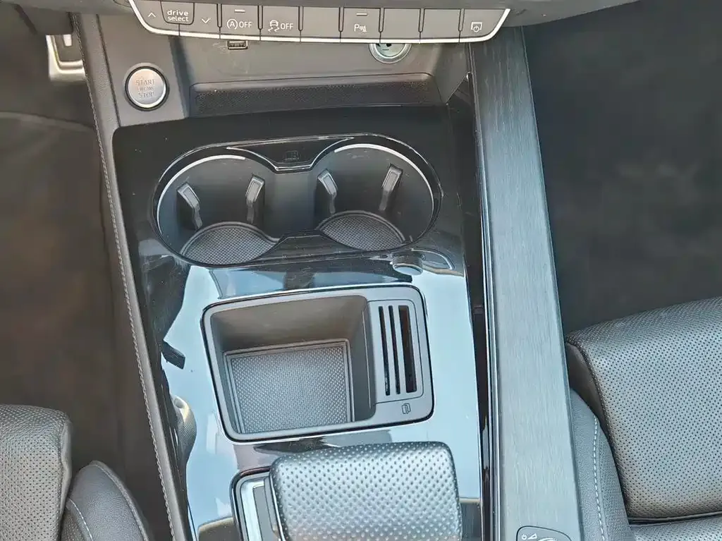 Audi A4L 2023 из CN, фото 3
