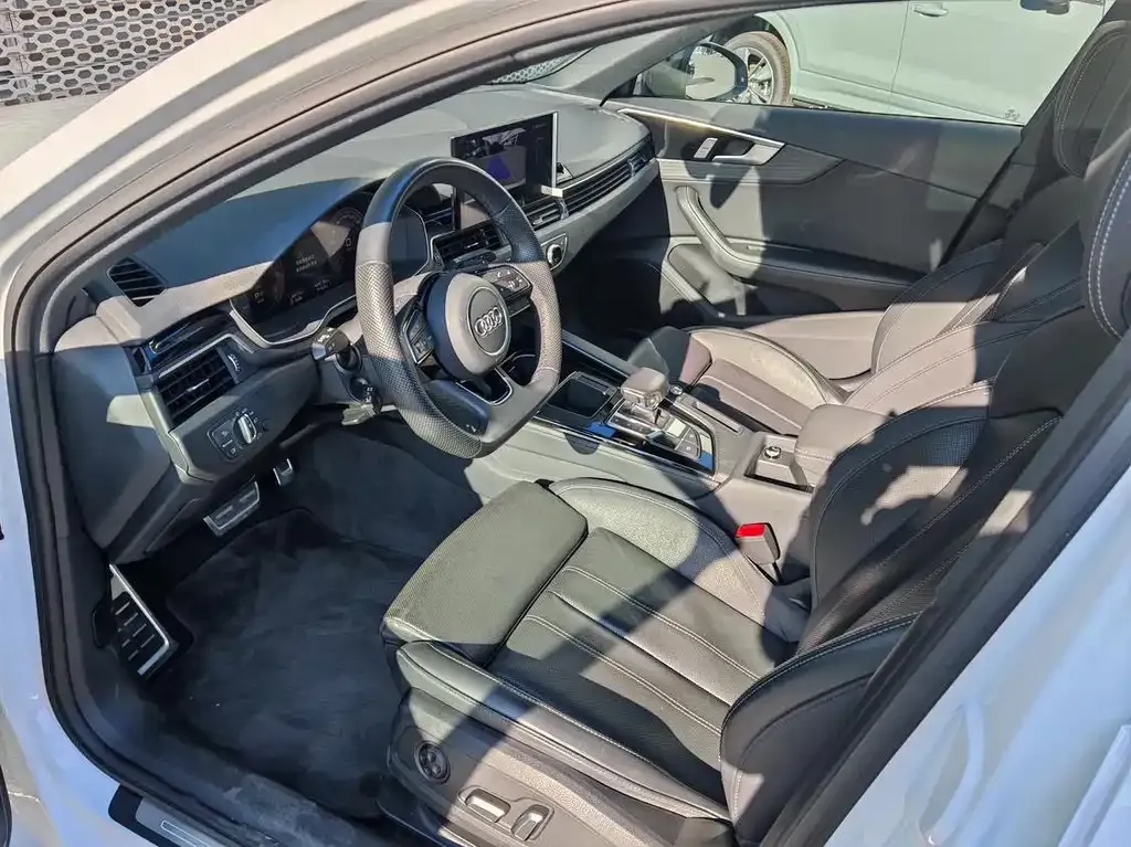 Audi A4L 2023 из CN, фото 2
