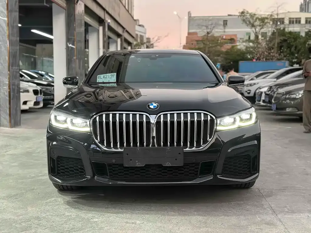 BMW 7 Series — фото 1