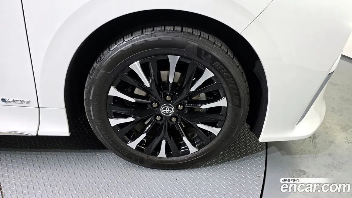 Toyota Alphard — фото 4