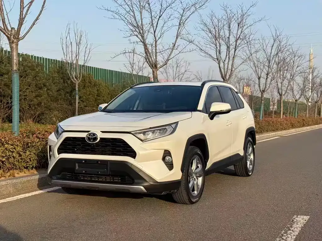 Toyota RAV4 — фото 1