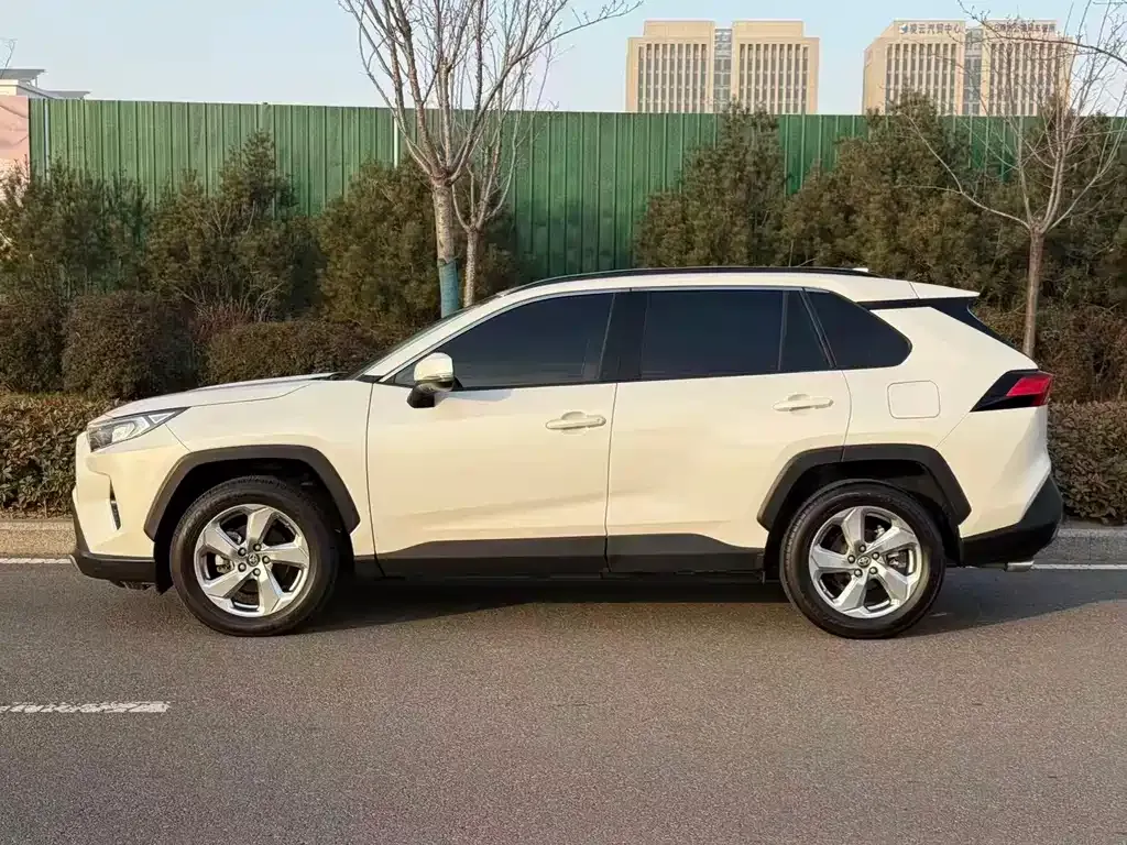 Toyota RAV4 — фото 3