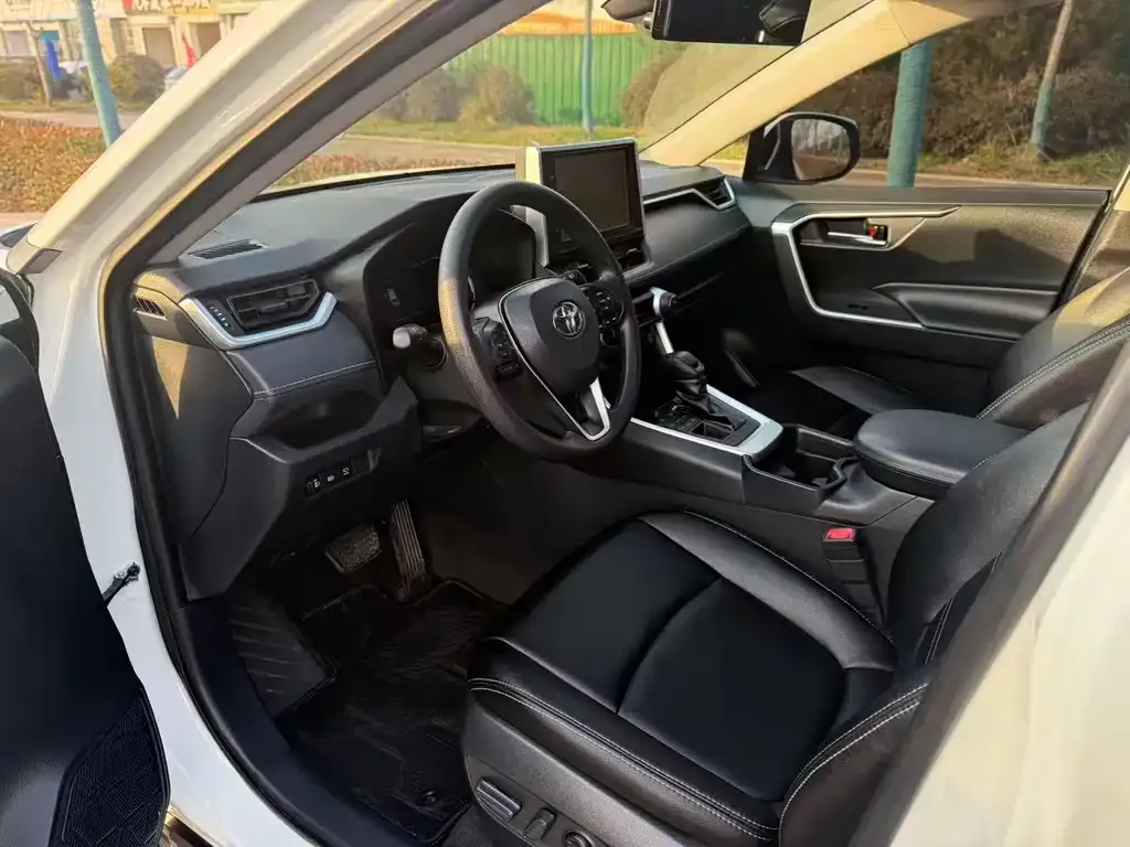 Toyota RAV4 — фото 4