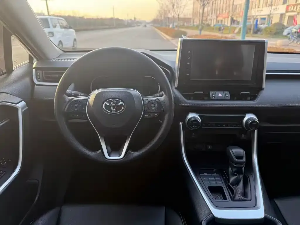 Toyota RAV4 — фото 7