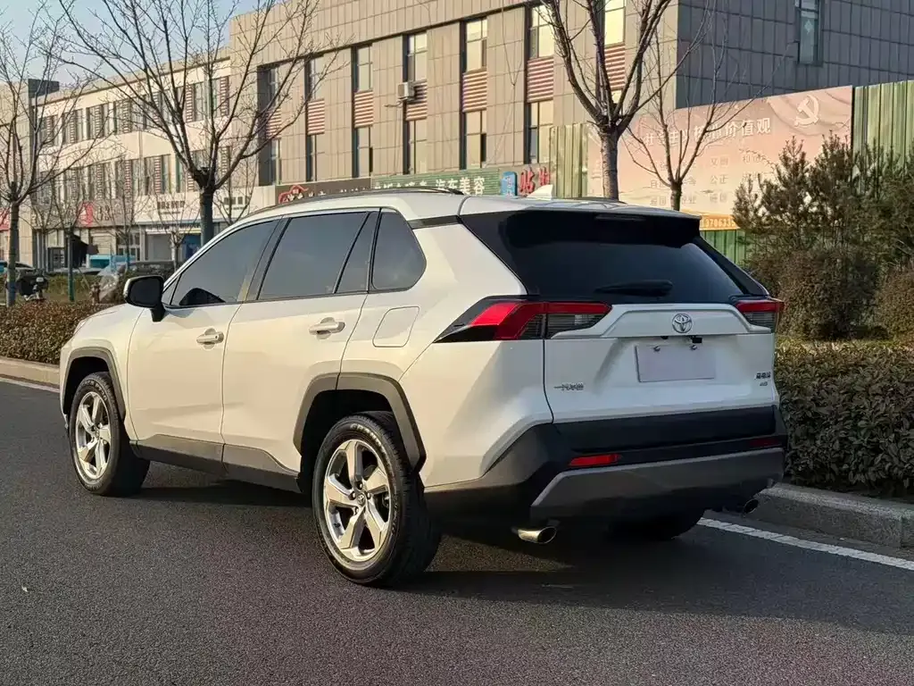 Toyota RAV4 — фото 9