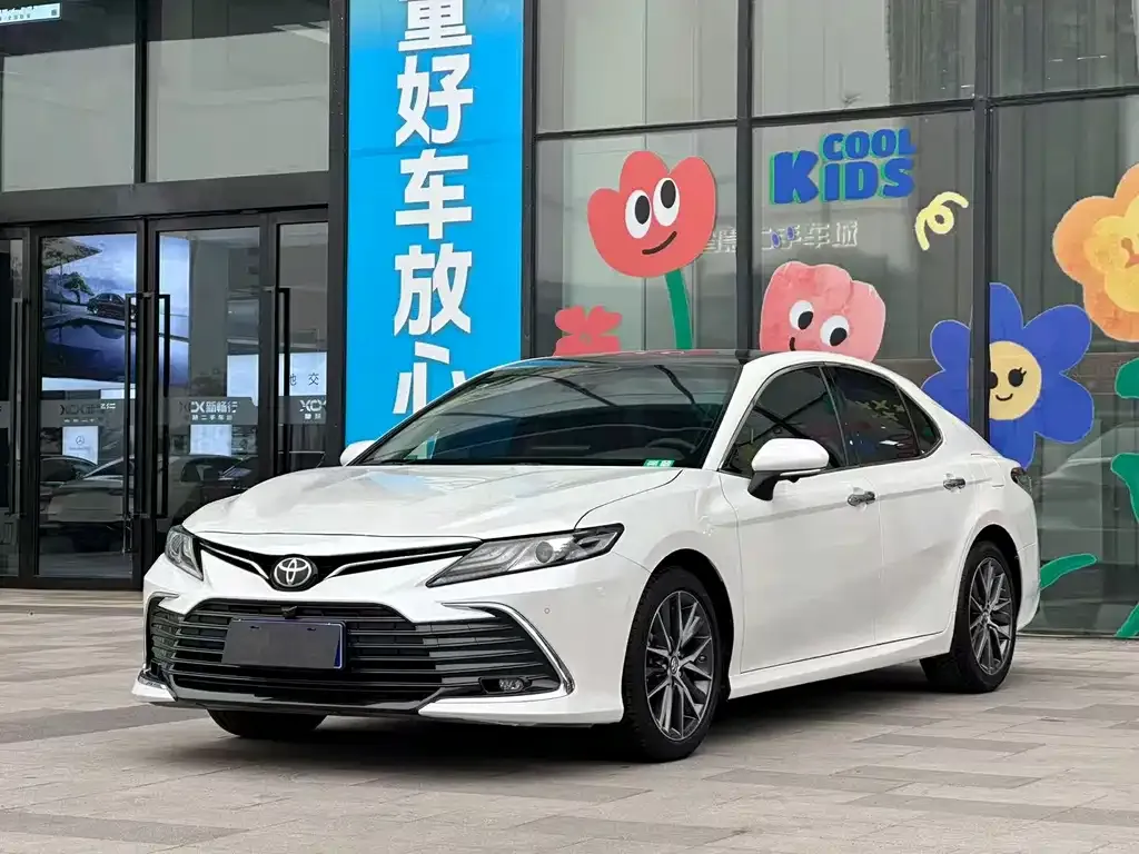 Toyota Camry — фото 1