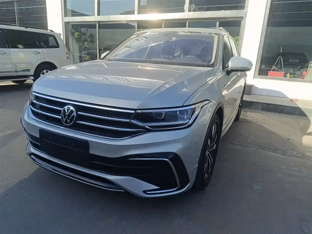 Volkswagen Tiguan L — фото 1