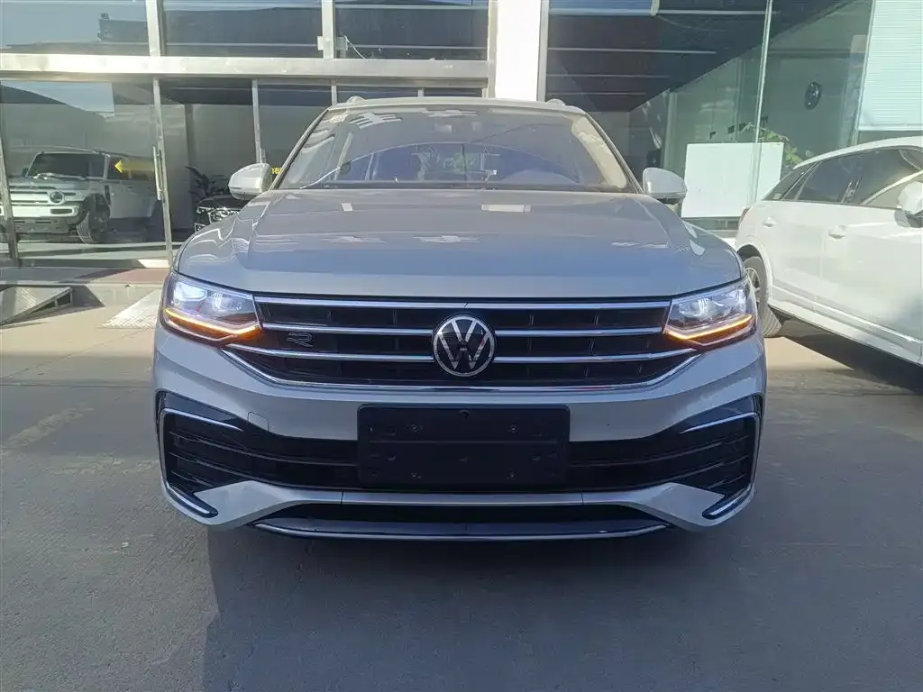 Volkswagen Tiguan L — фото 3