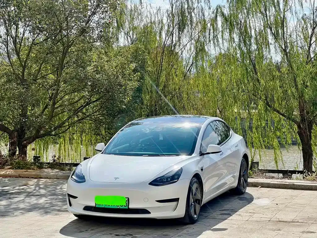 Tesla Model 3 — фото 1
