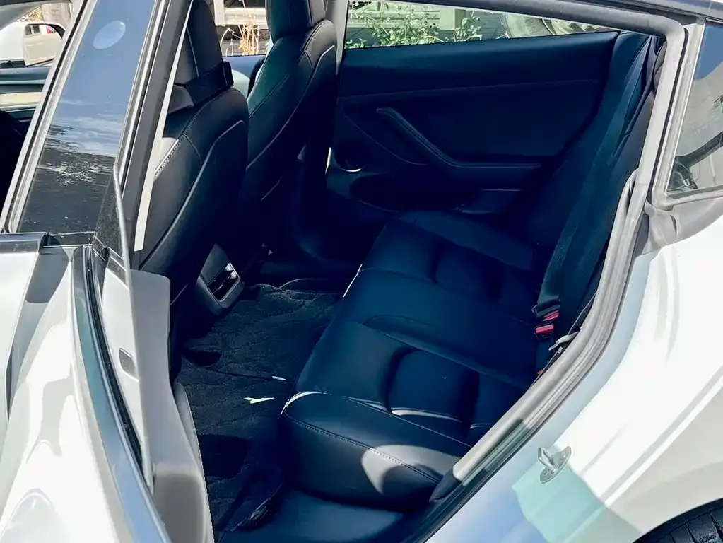 Tesla Model 3 — фото 10