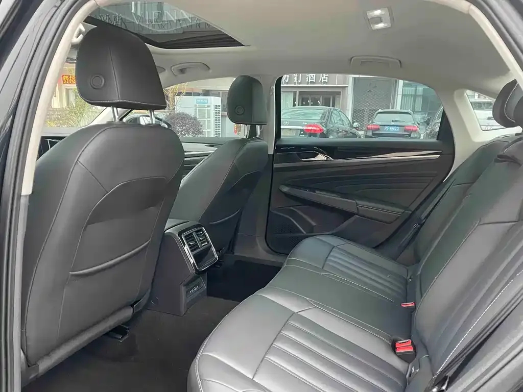 Volkswagen Passat 2023 из CN, фото 4