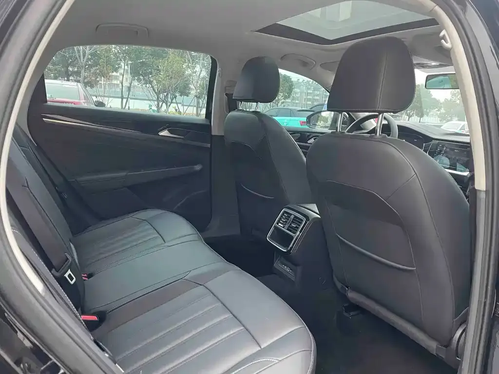 Volkswagen Passat 2023 из CN, фото 7