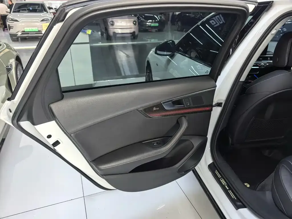 Audi A4L 2023 из CN, фото 3