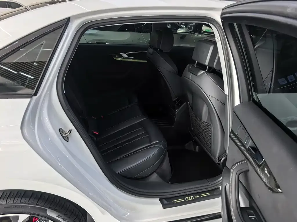 Audi A4L 2023 из CN, фото 5