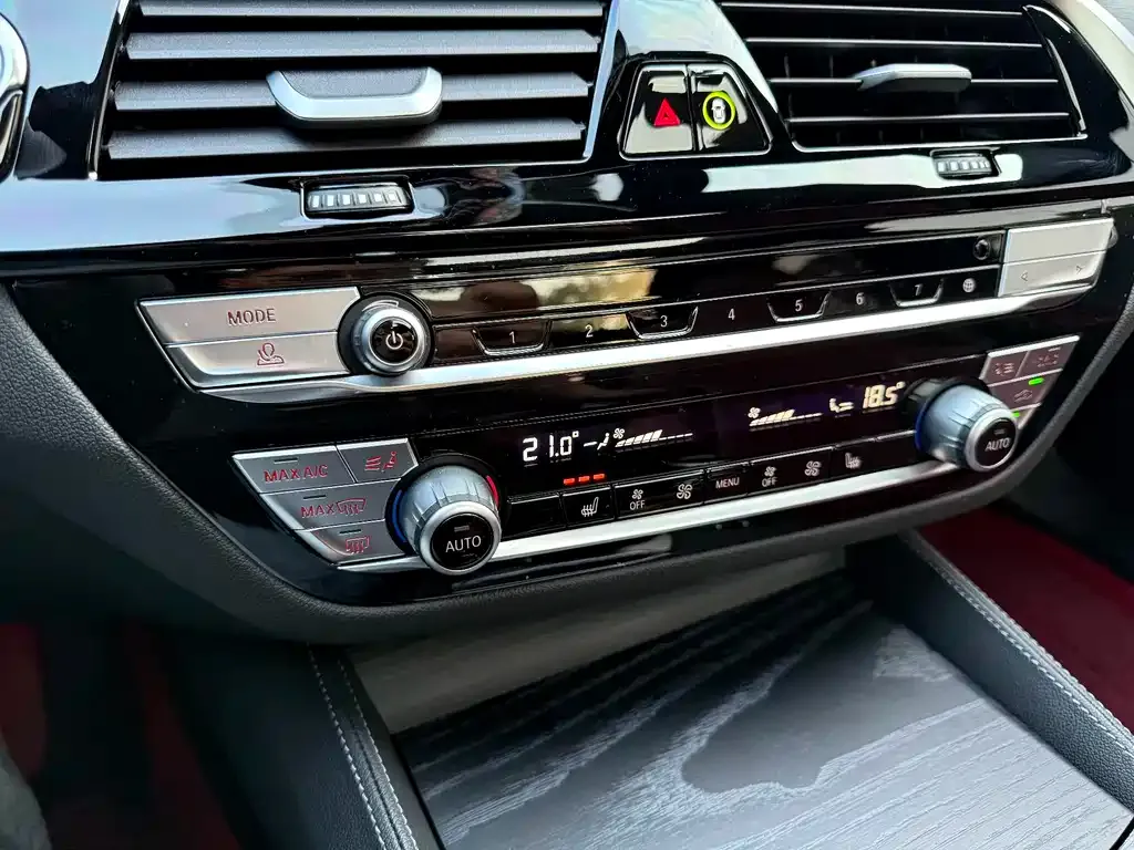 BMW 5 Series 2023 из CN, фото 10