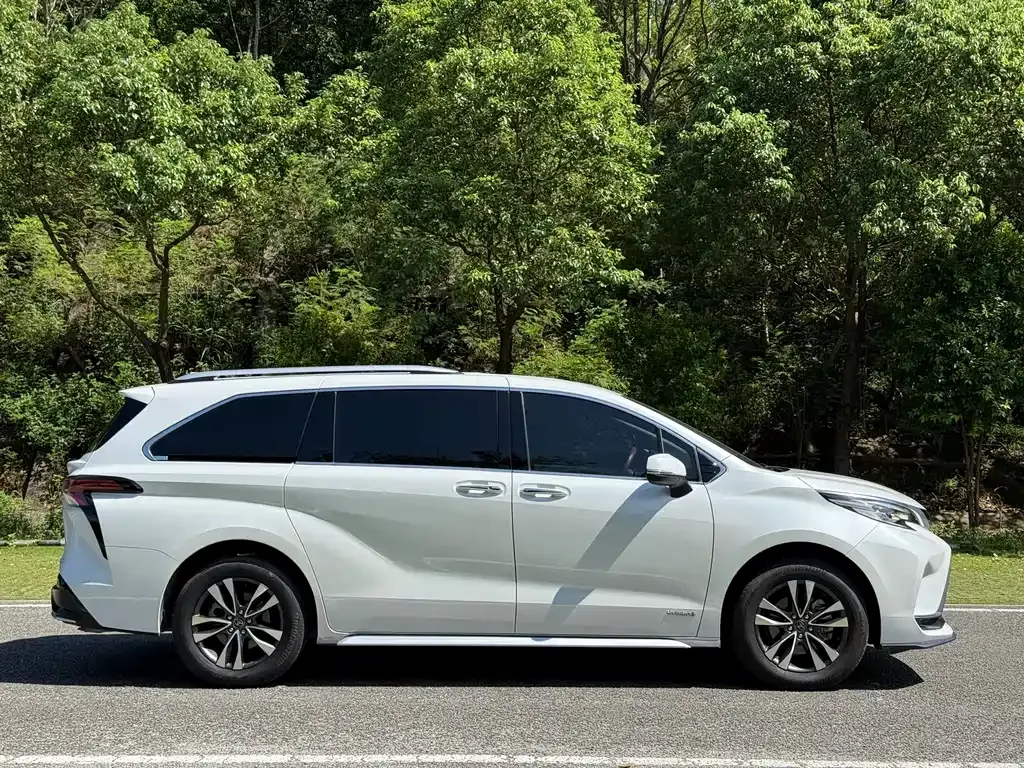 Toyota Granvia 2023 из CN, фото 7