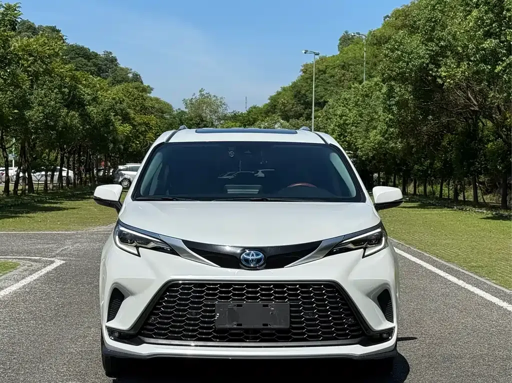 Toyota Granvia 2023 из CN, фото 9