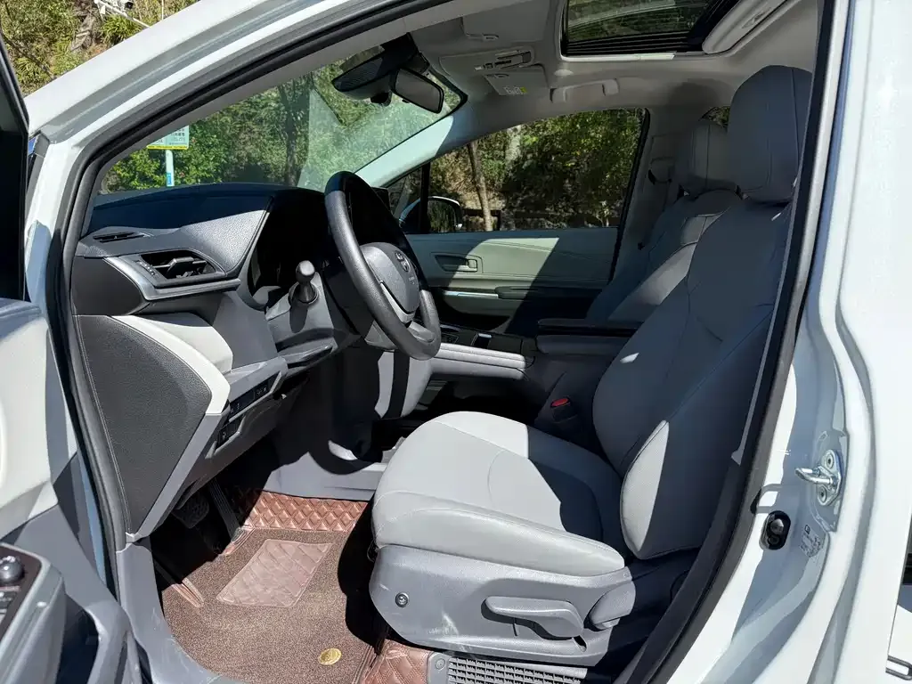 Toyota Granvia 2023 из CN, фото 4