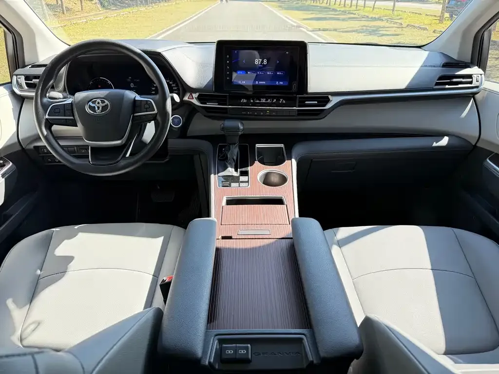 Toyota Granvia 2023 из CN, фото 3