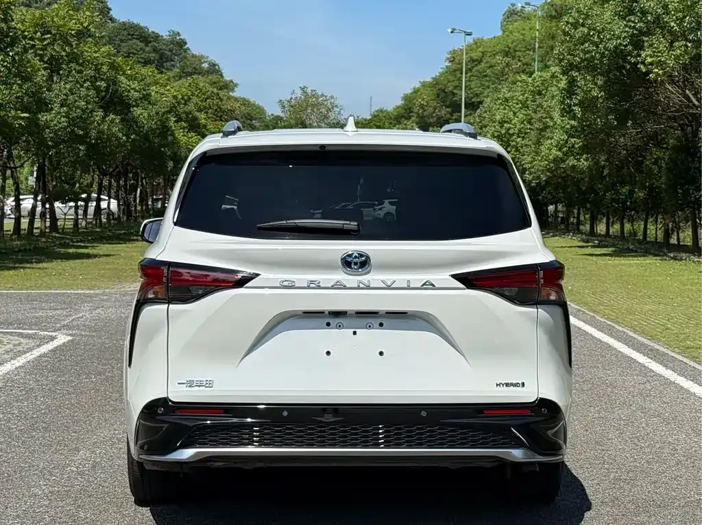 Toyota Granvia 2023 из CN, фото 8