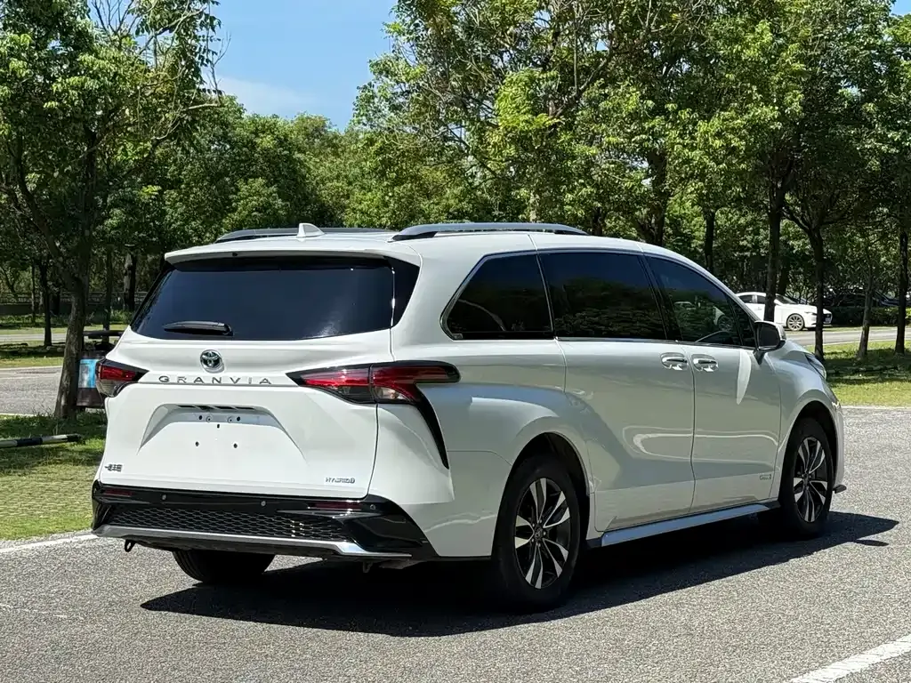 Toyota Granvia 2023 из CN, фото 10