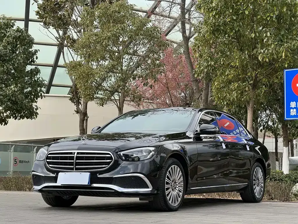 Mercedes-Benz E-Class — фото 1