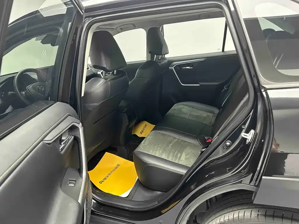 Toyota RAV4 — фото 4