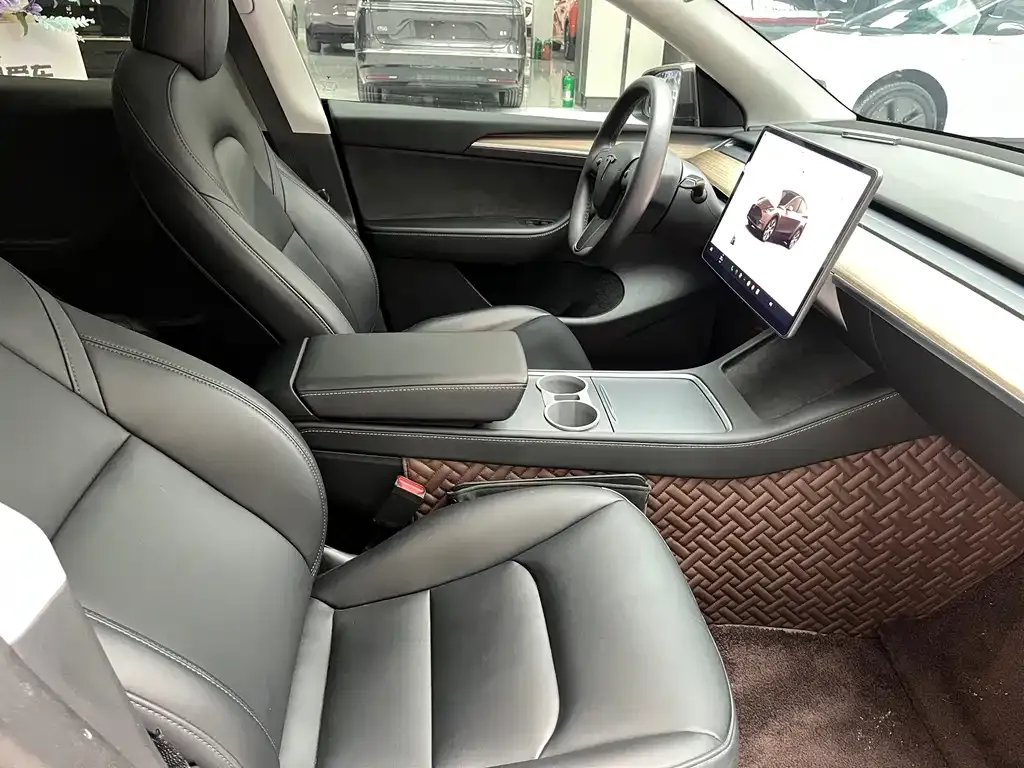 Tesla Model Y — фото 8