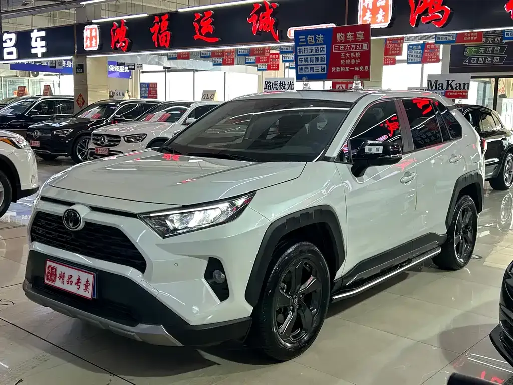 Toyota RAV4 — фото 1