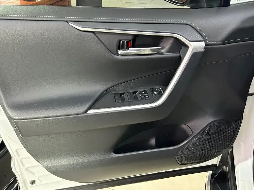 Toyota RAV4 — фото 7