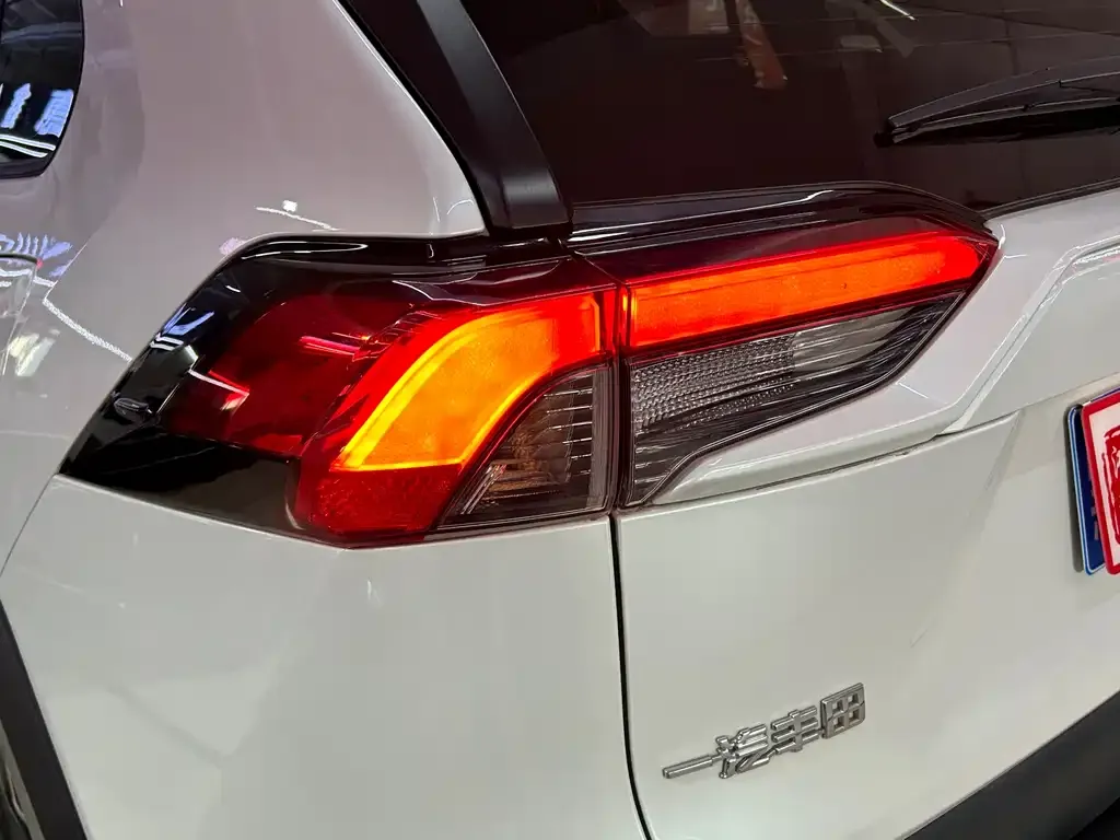 Toyota RAV4 — фото 3