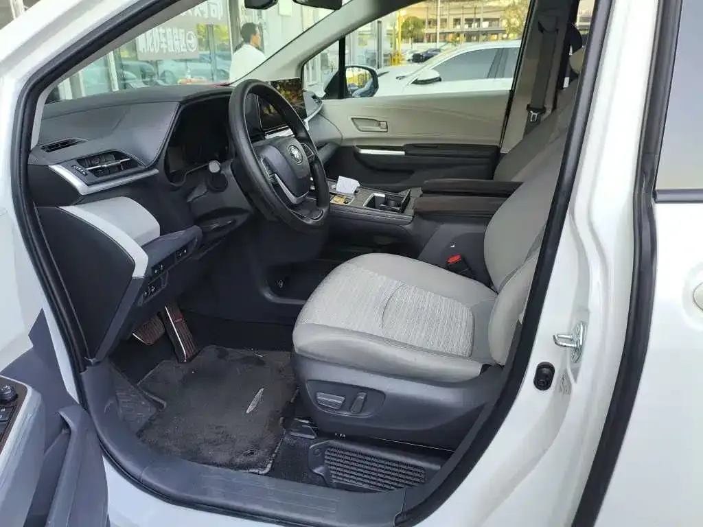 Toyota Sienna 2024 из CN, фото 3