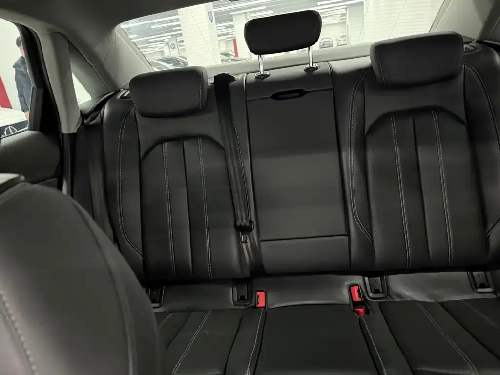 Audi A4L 2024 из CN, фото 2