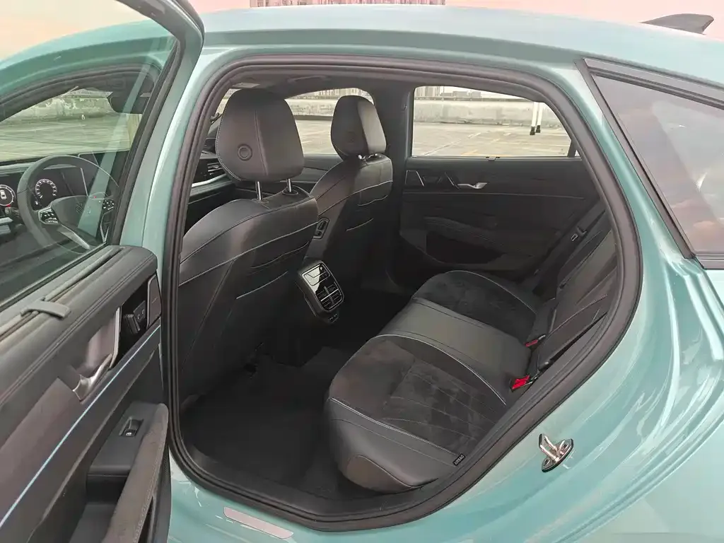 Volkswagen Passat 2024 из CN, фото 8