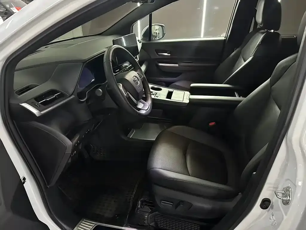 Toyota Granvia 2024 из CN, фото 2