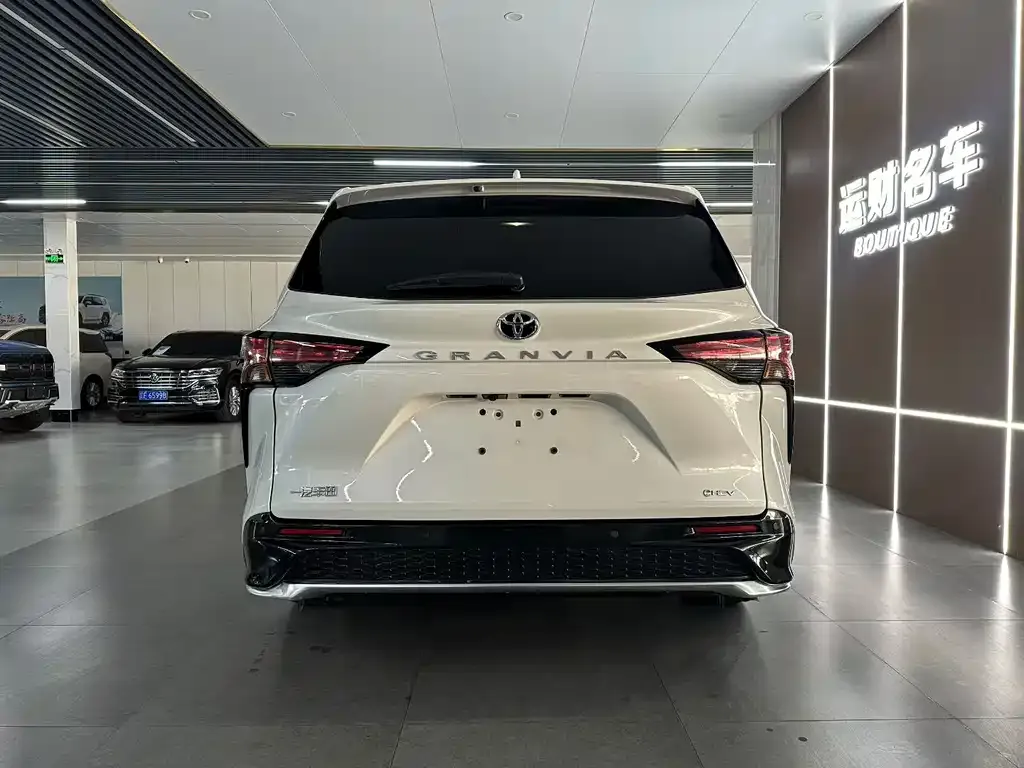 Toyota Granvia 2024 из CN, фото 4