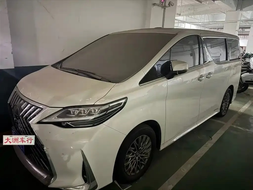 Lexus LM — фото 1