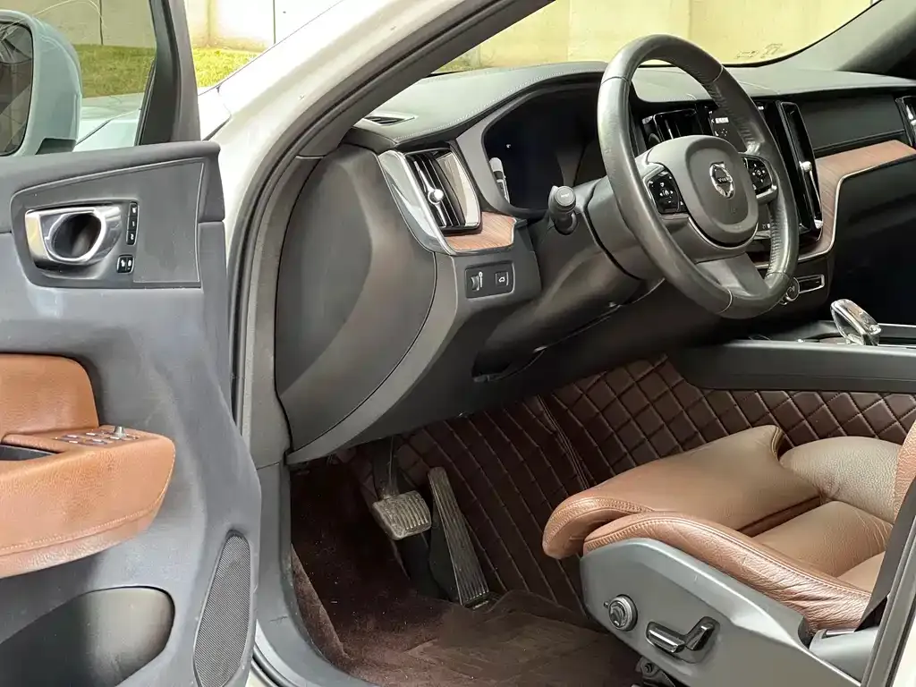 Volvo XC60 2022 из CN, фото 5