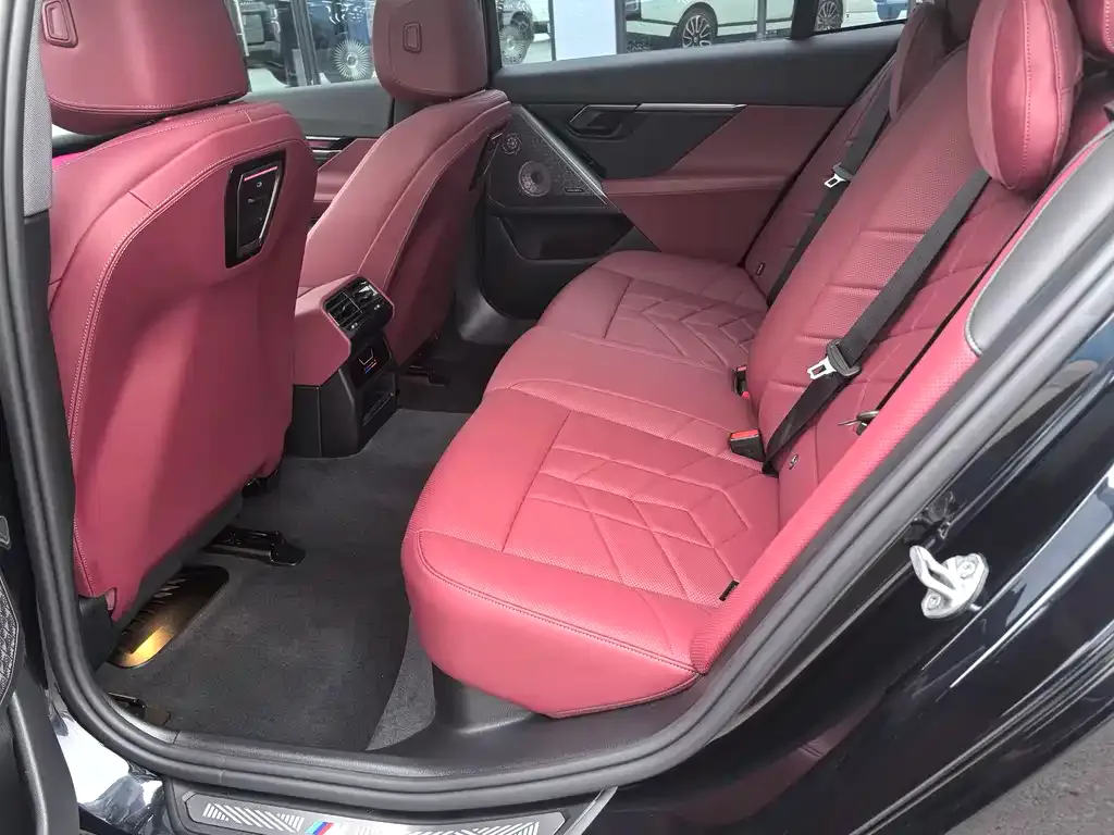 BMW 5 Series 2025 из CN, фото 8