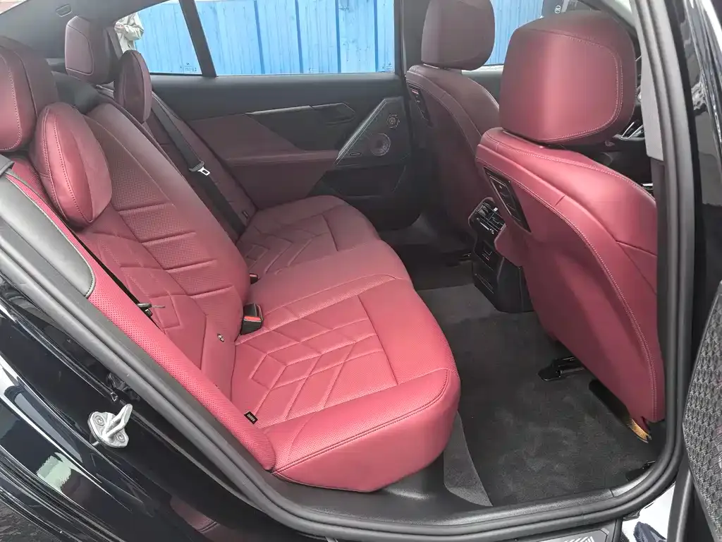 BMW 5 Series 2025 из CN, фото 9