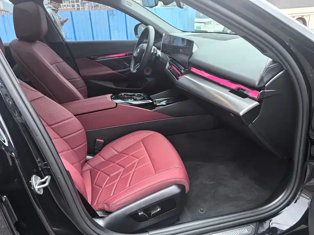 BMW 5 Series 2025 из CN, фото 6