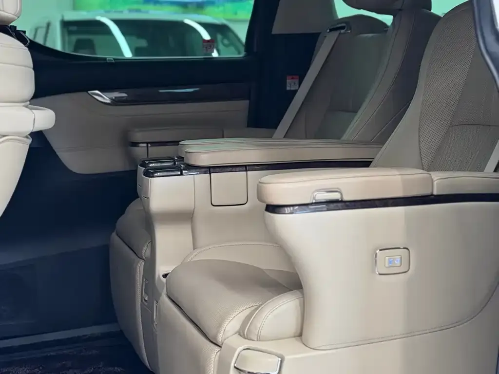 Toyota Alphard 2023 из CN, фото 2