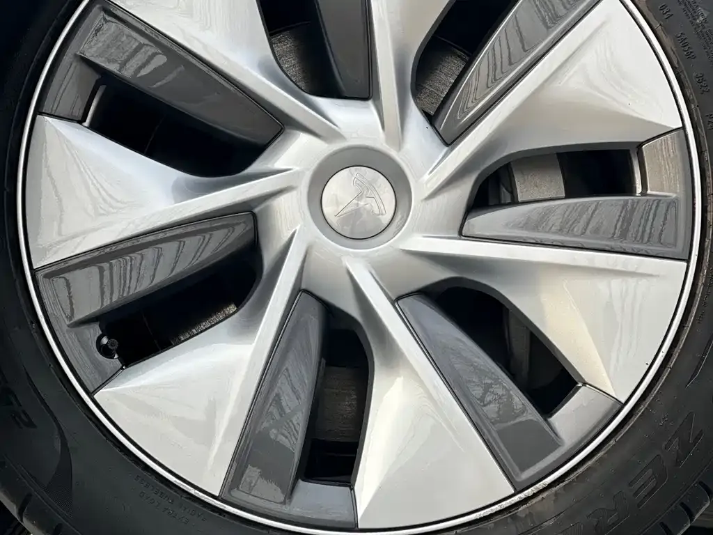Tesla Model Y — фото 5