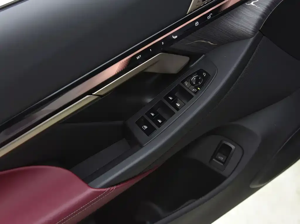 BMW 5 Series 2025 из CN, фото 3
