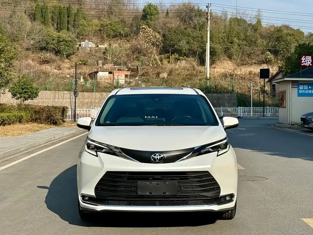 Toyota Sienna 2024 из CN, фото 9